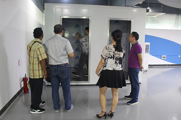 印尼客人参观步入式恒温恒湿实验室